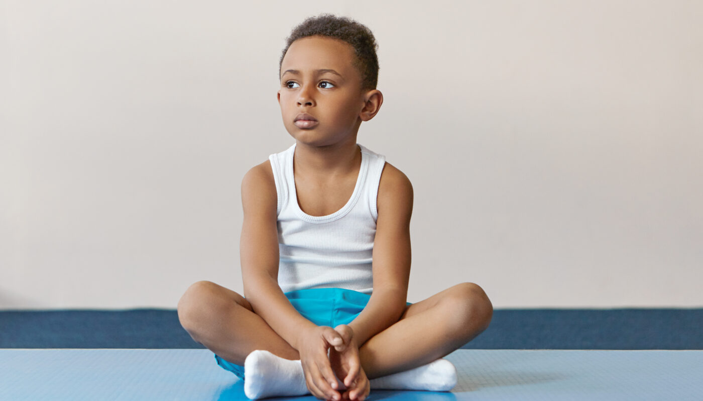 Portrait d’un petit enfant atteint de troubles de sensoriels